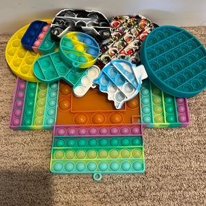 1 large, 3 medium 5 small pop-it’s with colorful designs.